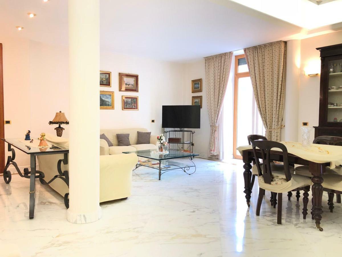 29 Via Dei Carrozzieri A Monteoliveto * Napoli