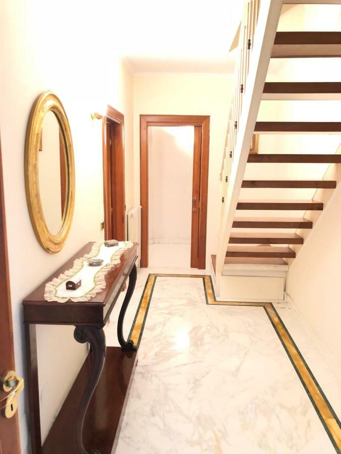 29 Via Dei Carrozzieri A Monteoliveto * Napoli